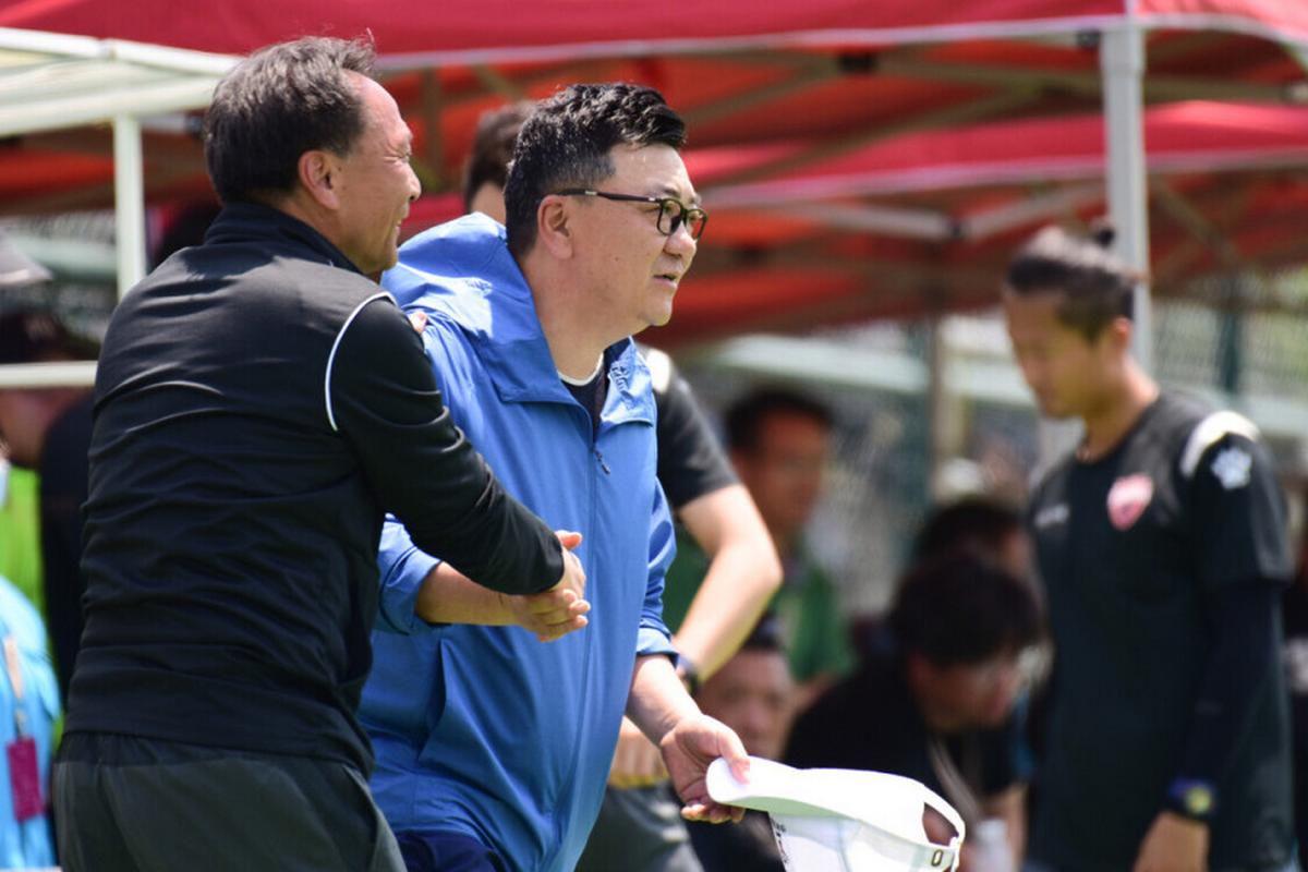 牛逼!拿到了!尼克斯总冠军!27投砸出45分!文班亚马垫脚布伦森...