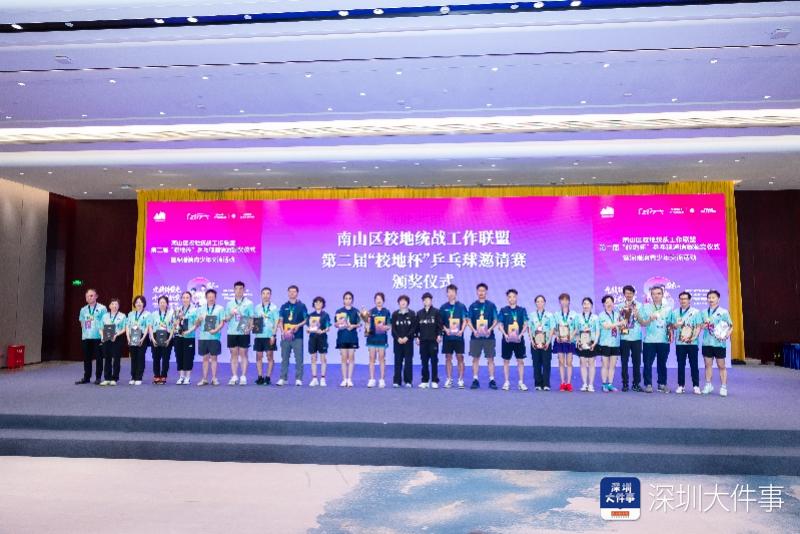 饿了?拉门斯被拍到在比利时替补席啃苹果