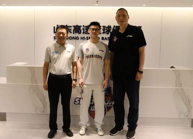 猛龙总经理:引进小卡算是一次大胆出击 但我们肯定还留有后手