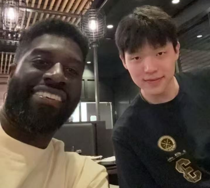 罗马诺&莫雷托:加拉塔萨雷和维拉给莱奥的报价存在宇宙般的鸿沟